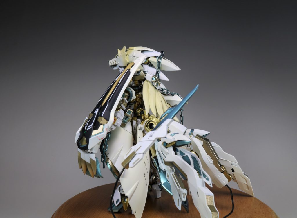 背面のテイルユニットの尻尾は、3本でこのあたりもレッドフレームの尻尾を意識しました。
背面から見ないと目立ちませんが、髪の毛のパーツと髪飾りのパーツも共通となるパーツとして組み込んでいます。