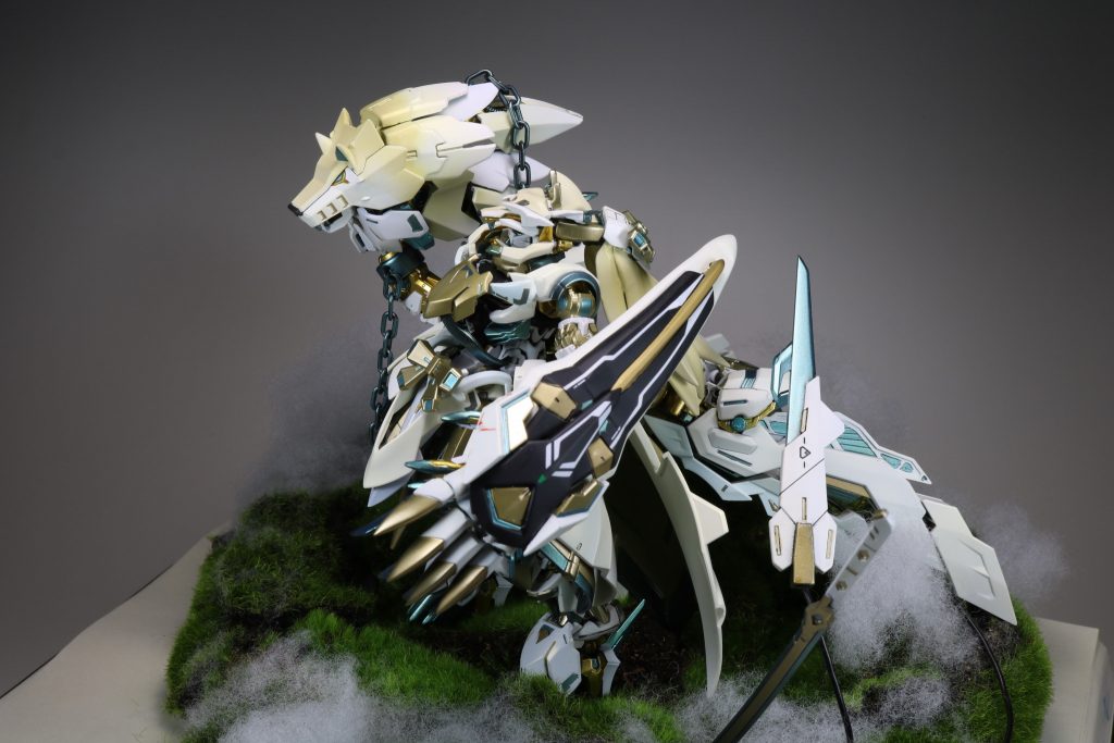 特徴的なシールドとクローを一体にした装備です。
アストレイのシールドを逆にして、GNファングを接続しています。
4つの爪はすべてボールジョイントで稼働するようになっています。
メイン武器は刺さっている刀です。
このあたりも、レッド、ブルーの武器と共通するようなイメージで作品に組み込みました。