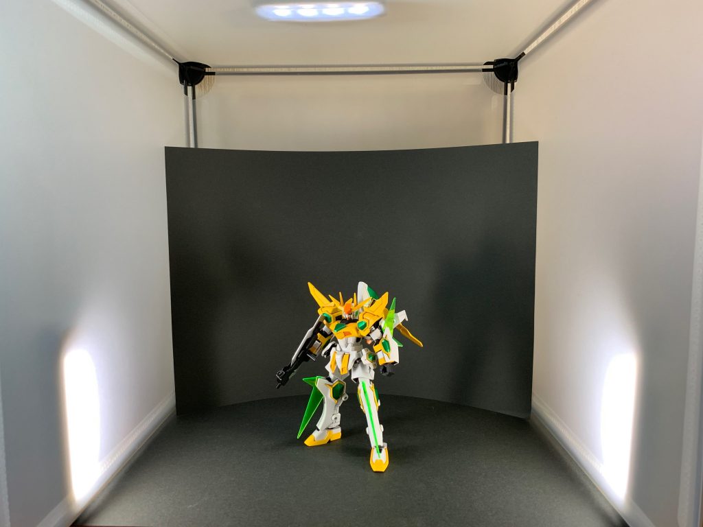 撮影ブースは定番のDAISOと,画材屋で買った黒い画用紙.