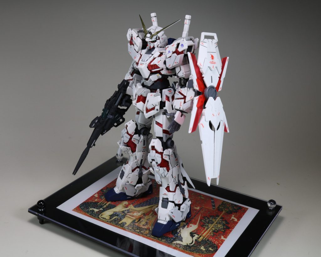 掘りなおしたディテールのホワイトとグレーの塗分けは、
EXホワイトと、MSホワイトの少し青よりのグレー、
MSホワイトにエアクラフトグレーを少量混ぜた濃いめのグレーの３色で、
目でわかるギリギリぐらいで塗り分けしました。