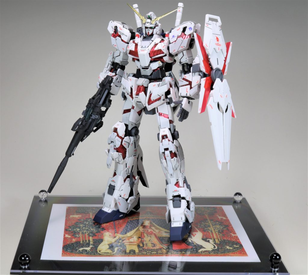 台座は大阪で開催された「貴婦人と一角獣」の展示を見に行った時のポストカードを100均の写真立てに入れただけですが、なかなかいい感じです。