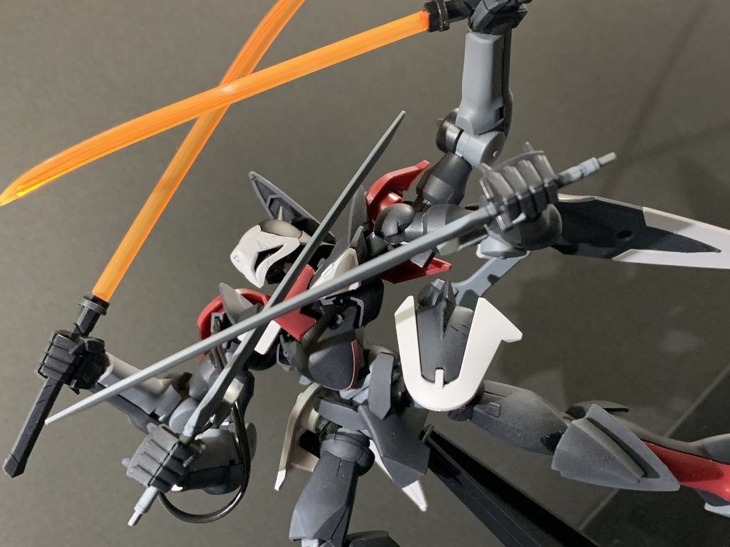 角度によってニヤついてるような表情に見えたりして若干ブキミ。。