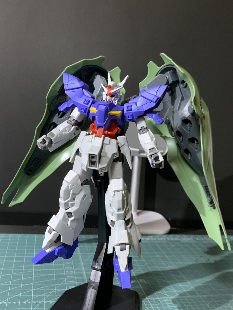 余談ですがHGムーンガンダム、めちゃめちゃカッコイイですよね。
小一時間シール探してたんですがシール無しで目の色分けしてあるの感動しました。もう一体作りたいなぁ。