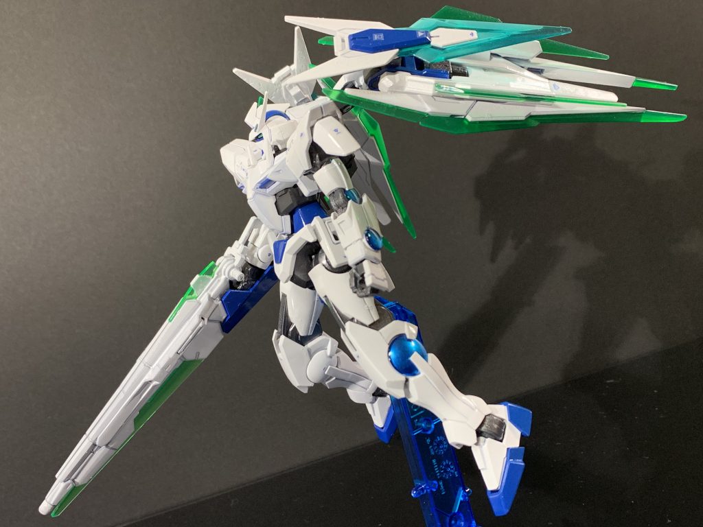 クリアパーツは無色だったので裏からガンダムマーカーのメタブルーを塗りました。キレイ。