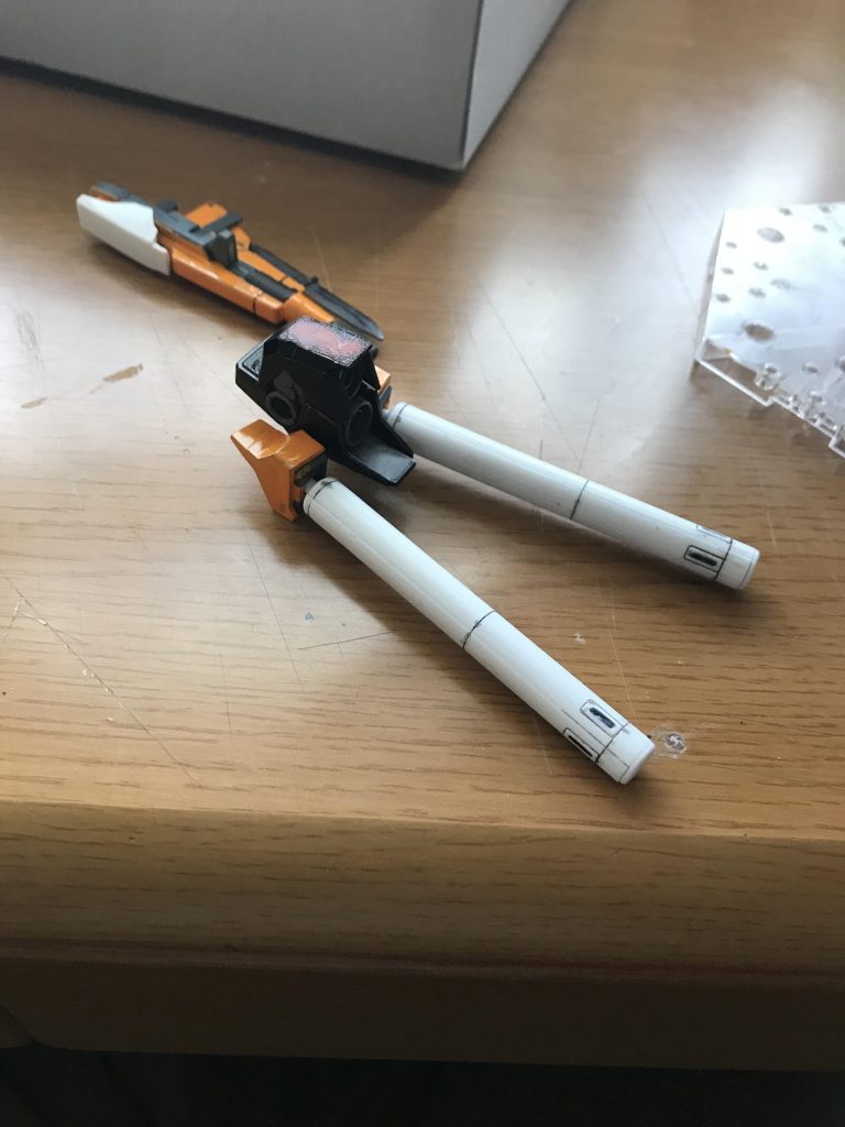 一応シナンジュのバックパックをミサイルコンテナに接着する予定だったのですが、デカかったからかダサかったからか、塗装されただけの状態で箱の中に入っていますw