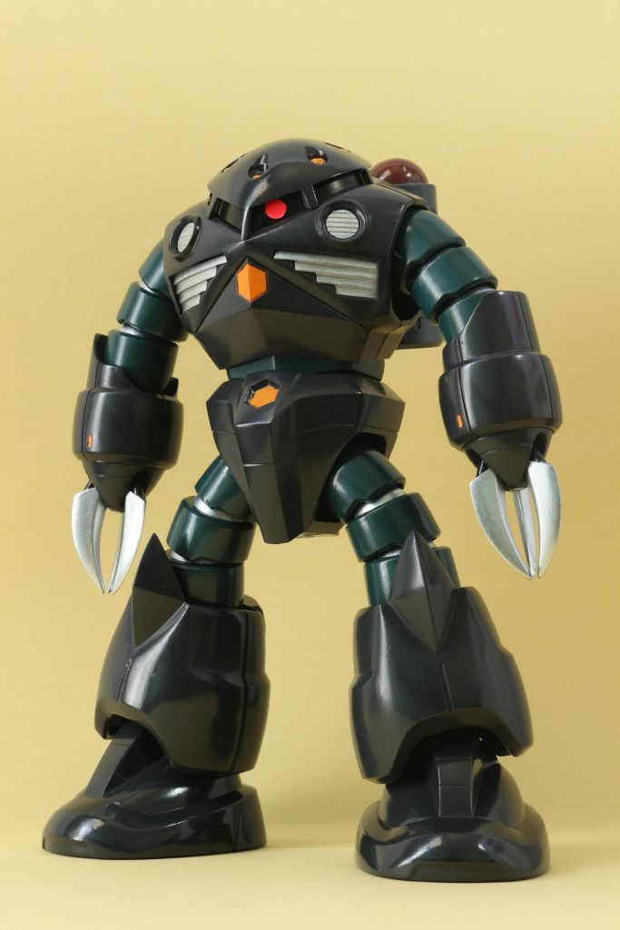 と、言うわけで本来私がアピールしたいのはこちらの綺麗なジャイ…ズゴックなんですね(笑)
ウェザリングは意地でも奴らを振り向かせようと「おっ!?」と目に止まりやすいように施しました。
…が、チッピングはやり過ぎ、それを補おうと錆び表現とウォッシングもしてみましたが、途中で力尽きて頭部、脚部には施さずに終わりという形に。
「こんな事グダグダ書いてもなぁ…」と投稿当時は思っていたので何書いて良いかわからず意味不明な文章に(笑)

と言うわけでゴメンな、ズゴック…俺のズゴックで止めとくべきやったわm(_ _)m
でも今回でかなりウェザリングの勉強になったし、この経験無駄にはしやんで堪忍な。
…気が向いたらお前もまた完成させるで(笑)