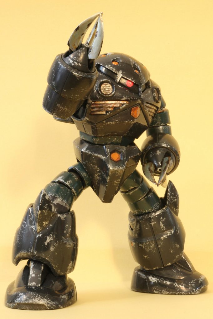 色々調べて考えて、ベストな方法を発見。
と言っても大した事では無く、特性と基本を知っていれば誰でも思いつくような事ですが。
それでも、ネットや本で確立されたテクニックを見て得たのではなく、自分でたどり着いた方法だったのでとても嬉しかった。
…と、同時に自慢したかった(笑)

そこで家庭環境の似ていて、塗装に悩みを持つ友人や兄弟に、「この方法なら周りを気にせず、綺麗に塗れるぞ」と教えようと完成させたのがボルトガンダムでした。
ボルトガンダムを選んだ理由は多々ありますがここでは割愛です。