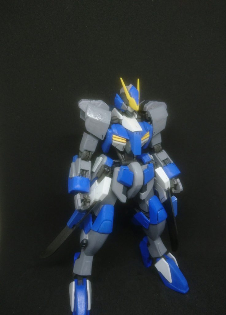 先述の改修機、その名もリリスヴェノム。この形態でようやく正式機並の性能という設定になります。

HGバルバトス第6形態をベースに、前の頭部、胴部丸ごとと一部パーツを改修して移し、その他は新たに作り出しました。サイドアーマー兼スラスターに基本武装としてツインブレイドを装備させてます。