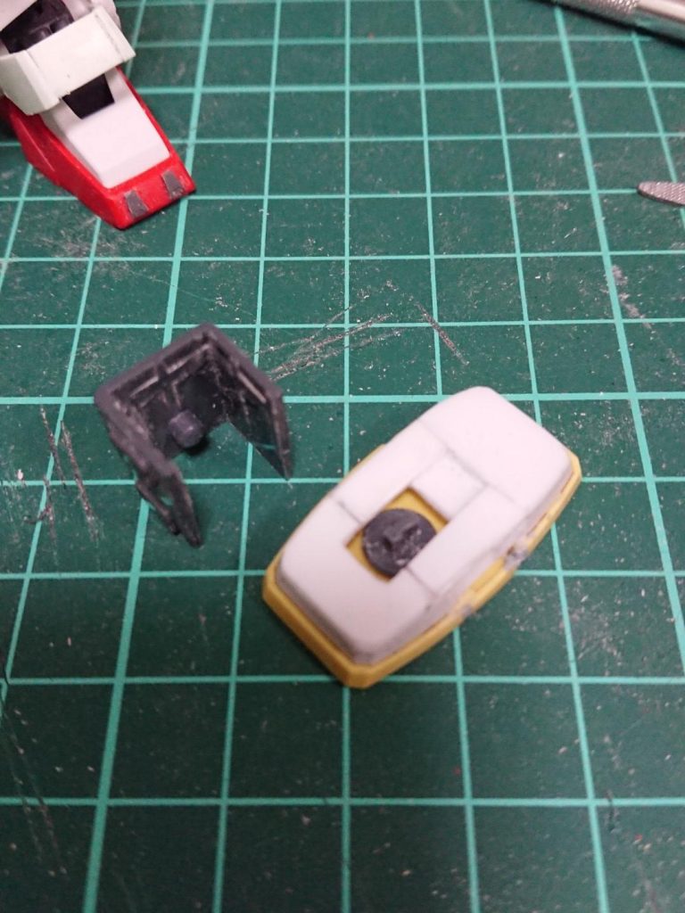 腕の装甲部はミサイルランチャーをくり貫いたら腕にピッタリでした。