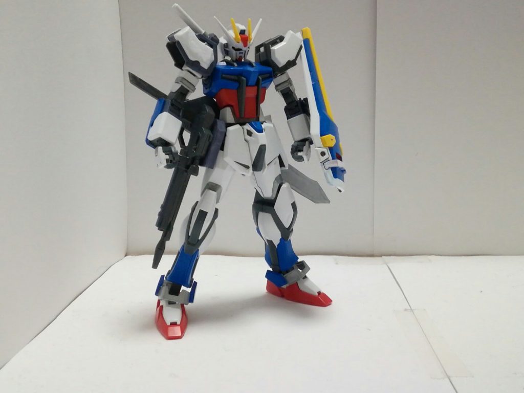 最近は素組みストライクの一部を青く塗り、小改造したところから始まりました