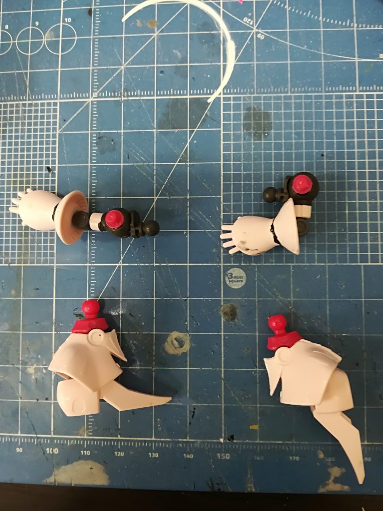 各関節部
SDを作るにあたり、どうしてもやってみたかったことの一つ、間接増設です。
市販の間接パーツや、ジャンクで制作しています。