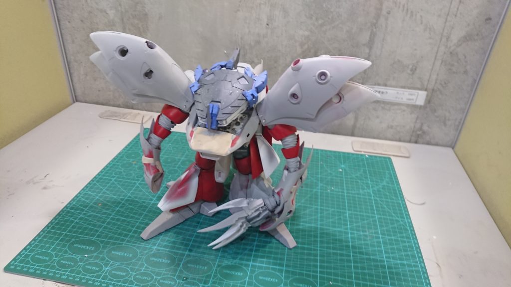 大体形を出しました。
爪はプラ板からのスクラッチです。