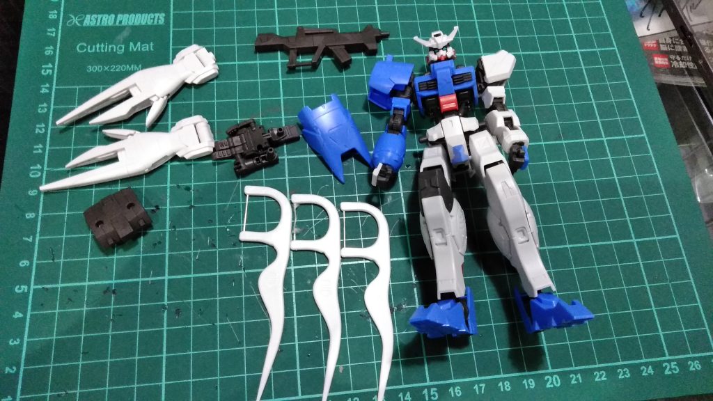 自分が右利きなので、メイン武装は右側にしてしまう。
アスタロトの腕を左右逆に、シールドを肩へ。