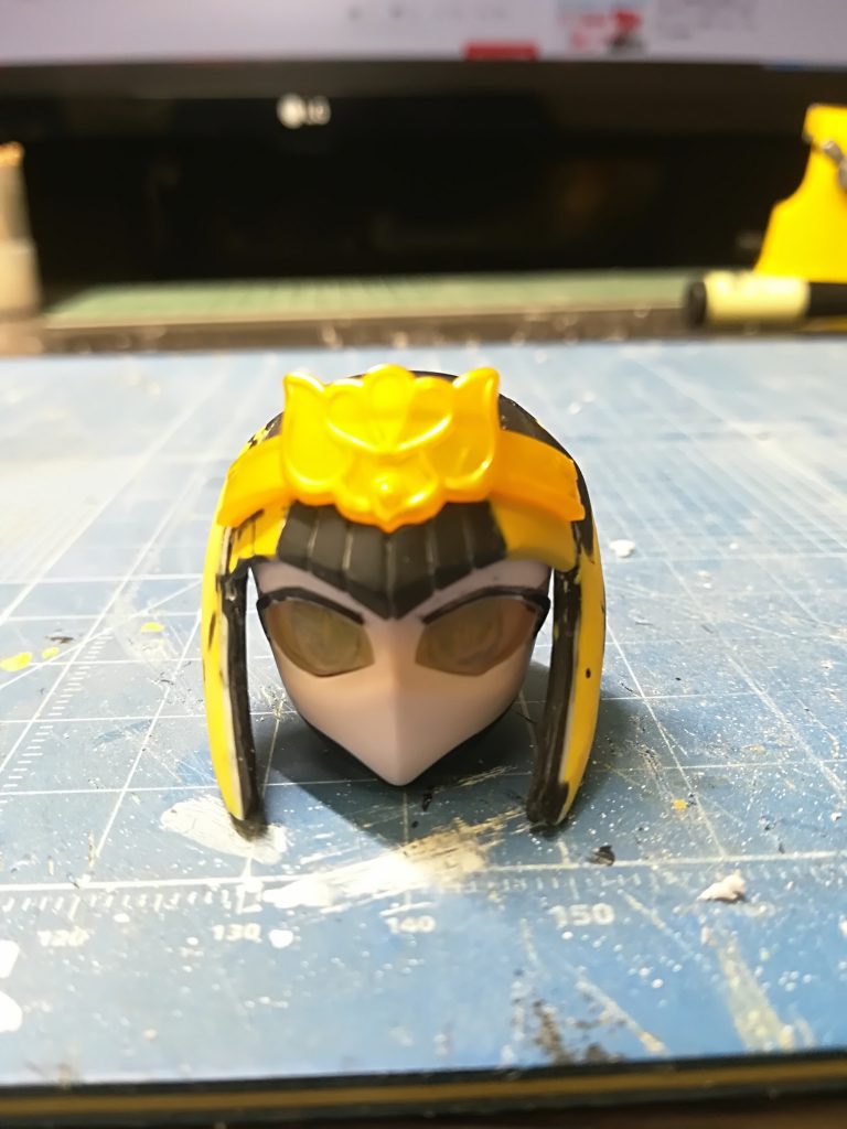 瞳
本キットは特徴的な大きい目をしているのでここにもやってみたい事として視線追従ギミックを仕込みました。
流石にこのサイズのレンズパーツは売っていなかったので、レジンで自作しました。
あと前髪も変なところで切れてたのでパテで繋げてます。