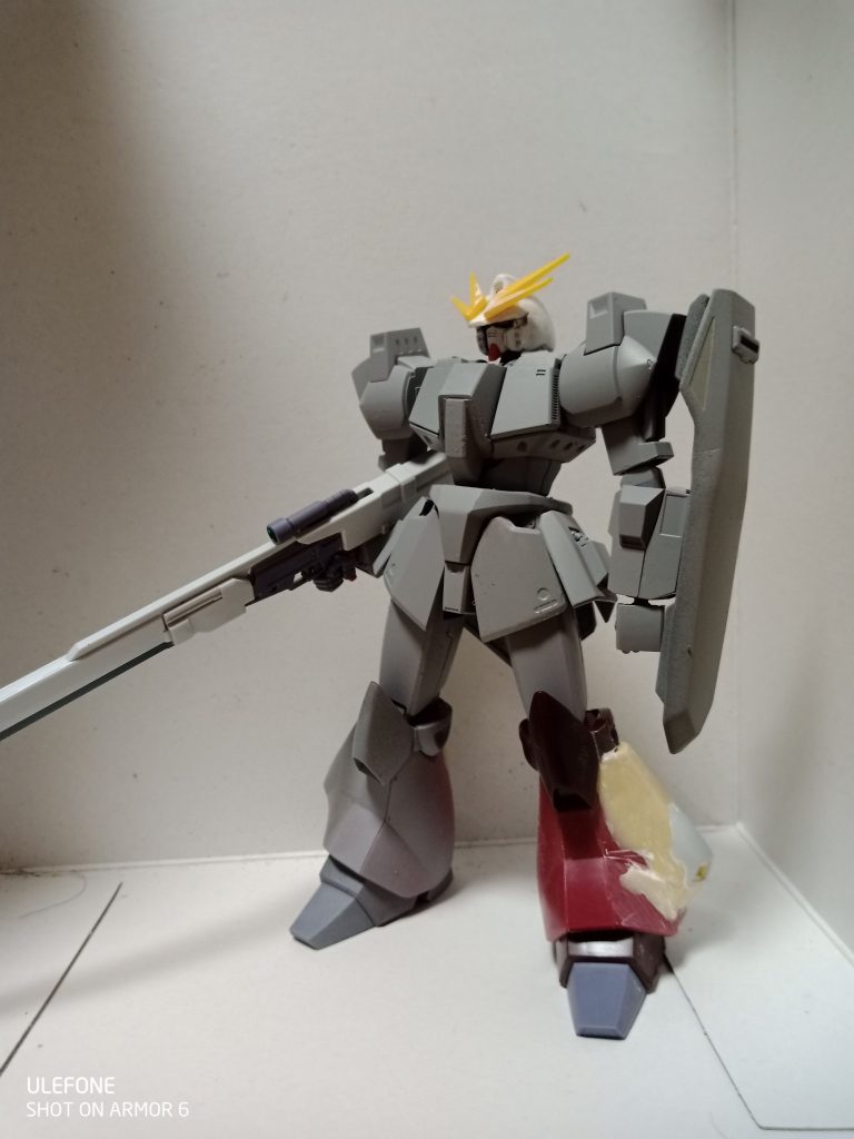 当初はガルバルディの脚部にアレックス的な装甲をつける方針でした。ですが、どんどんリック・ディアスになって行きそうだったので、思い切ってZにしました。また、この頃はロングブレードライフルをガルバルディのビームライフルに取り付けたものを装備しようとしています。シールドも現状の物とは逆に、上Mk2、下がガルバルディになっています。