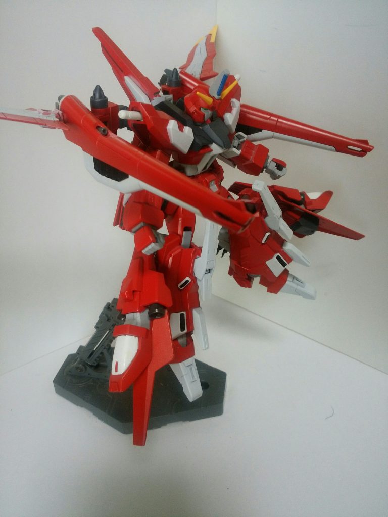 構え方は変更になりましたが、セイバーと同じように前に向けて構えることが出来ます。