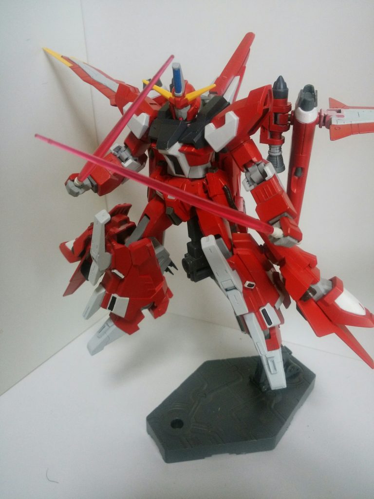 アニメの両肩からの抜刀シーンが好きで、サーベルは元のキットのままにしてあります。