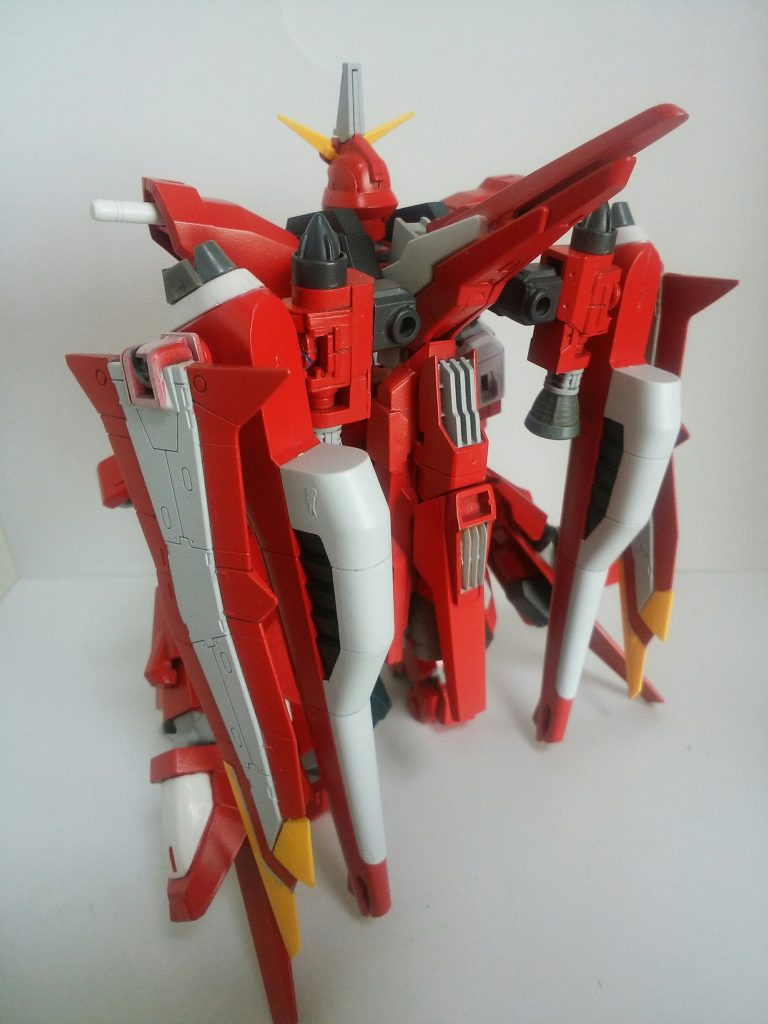 製作中に一番悩んだのが背中です。MAとMS両方の形態で違和感ないようにしたかったので、試行錯誤して可変型になりました。