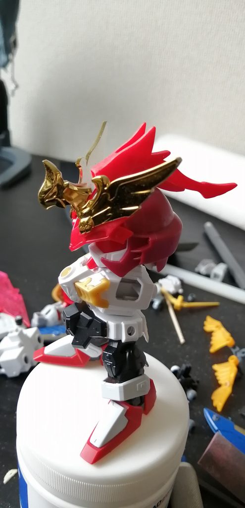 兜は曹操ガンダムのを基礎に真駆参大将軍のバイザーと、孟獲ガンダムのとさかを取り付けました。