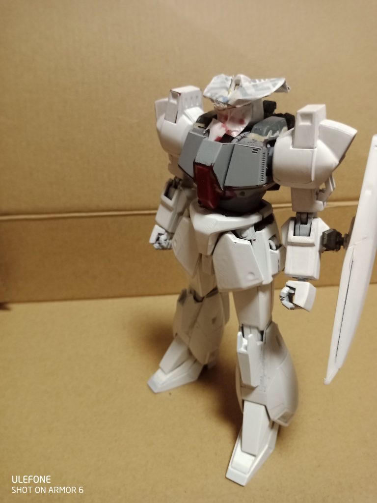 塗装を始めたところです。まだ胸部をガルバルディ要素を強めにしていました。
この後悩んだ結果、Mk2からダクトを拝借し、パテで装甲を作りました。