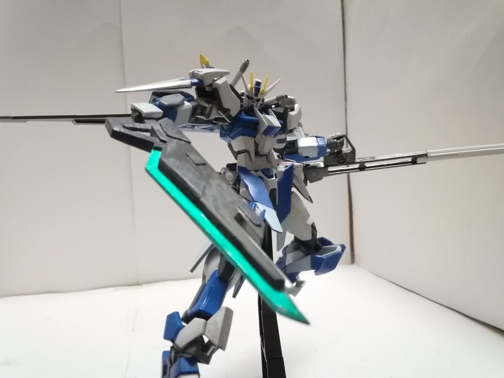 その後色々な装備をつけた結果完成したのがインジャを使いアップデートしたこの姿でした
名前はスカイストライク 要塞突撃仕様
取り外し可能かつ単独で戦闘機になるファトゥム01を装備することで装備した状態では入れない狭い敵要塞内部などに入りその後脱出時に再装備出来るようにした姿です
再度アーマーの接続を3ミリに変え足首、胸中央部などを変更、ファトゥム01を装備し、オリジナル武装のソードライフルやアグニ改(後にアグニ改二になる)などを装備しました