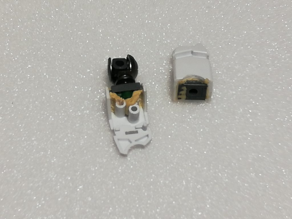 股パーツの変更に伴い、膝の付け根の部分も加工。ペルフェクティビリティでは余るシールドのジョイントパーツをポリキャップをはめる部分を残してカットし、余白部分ごとパテで埋め込む。
