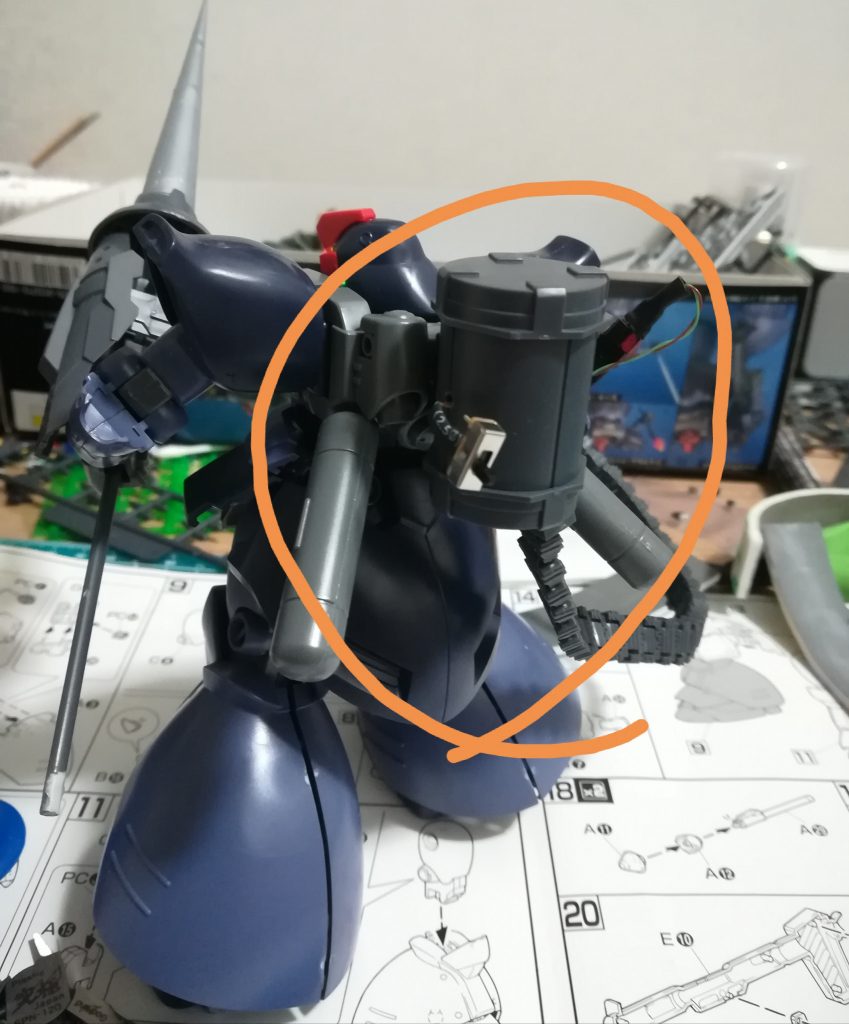 電池はバックパックのガトリングガンの弾倉に仕込みました！