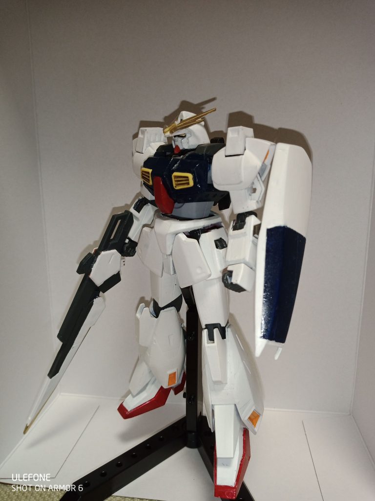 完成間近です。
ここに来て頭部額当てをつけようと思い立ちます。本来はレギンレイズのセンサー丸出しで、長距離狙撃可能な設定にしようと思いましたが、ブレードライフルで高速戦闘スタイルに変更した事と、見栄えが悪かったので変更しました。