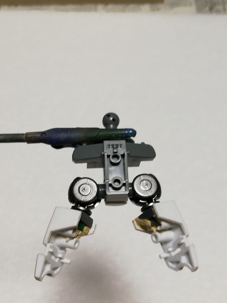 股への接続はガンダムフレームで補いました。
が、ここでトラブル発生。ガンダムフレームの使い回しポリキャップがかなり磨耗していたのか、かなりユルユルに(泣)
仕方ないので新品のポリキャップに入れ変えることでこの場は事なきを得ました。