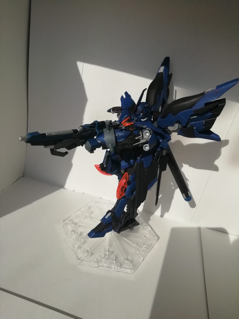 ハイ・バスターライフルでポーズ!手持ち火器の塗装は悩みますね…。