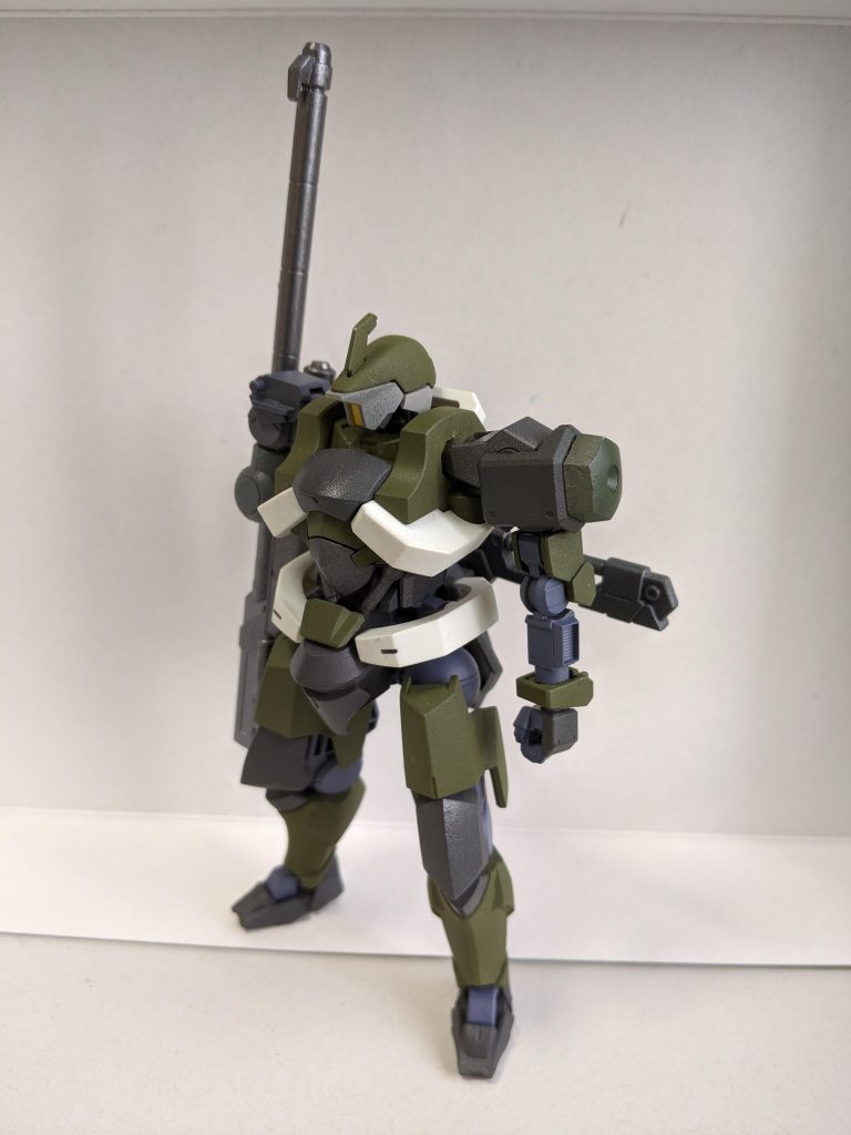 正面。
百錬をベースに、破壊された右腕すべてを砲に換装、さらに左腕、脚部装甲、頭部をグレイズから移植しています。