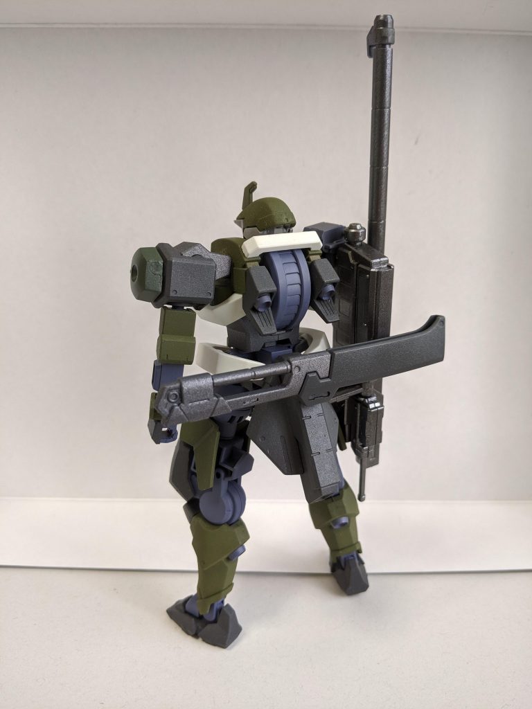 背面。
一部スラスターはWAVEのパーツで置き換えて、色分けもラクにしました。
緑はタミヤの戦車用色スプレー(モスグリーンかな?)、ほかはチャコールグレーかガンメタルのスプレー、白は成型色。関節はガンダムマーカーエアブラシでガンダムメカグレーに塗ってます。