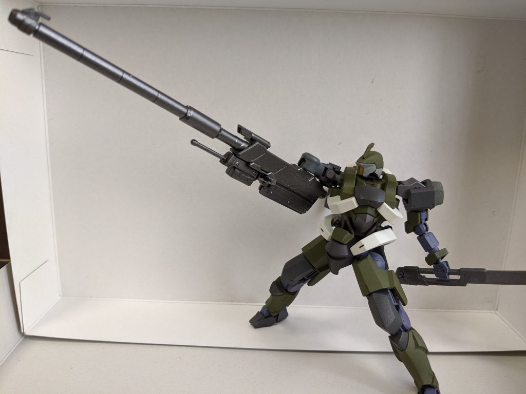 リアクター周りの故障でテイワズが百錬の状態で闇市場に売り出し
→ギャラルホルンが買い上げ傭兵に譲渡
→主人公の青グレイズを襲うも返り討ちにあい中破
→傭兵ごと消しに来たギャラルホルン本隊のグレイズも返り討ちに
→パーツ共食いで動けるようにだけして運用
というややこし設定。