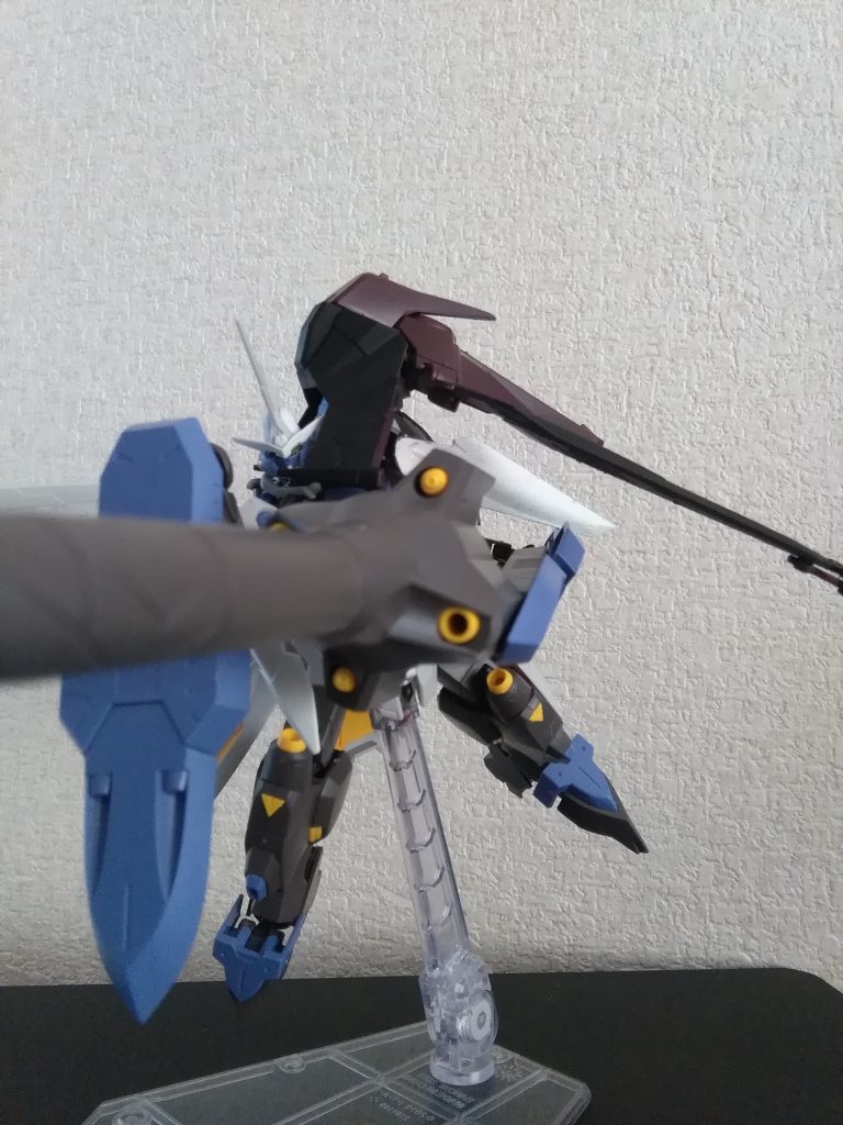 背面の盾を構え片方の盾をドリルランスに接続。
盾には特殊KPS弾ダンインスレイヴ用の弾丸格納、そし今回この盾は高電圧装置が内蔵されてる為ドリルランスと接続する事により回転力が増加更に、電流を流す事も可能。