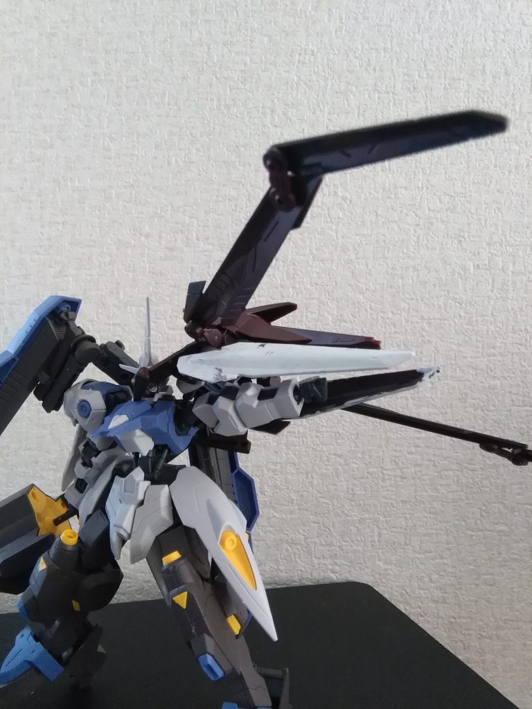 そしてこのマントには盾としての役割だけでなく展開して敵を真っ二つにする事も可能。だが相手を真っ二つに出来るだけあって重量もある。