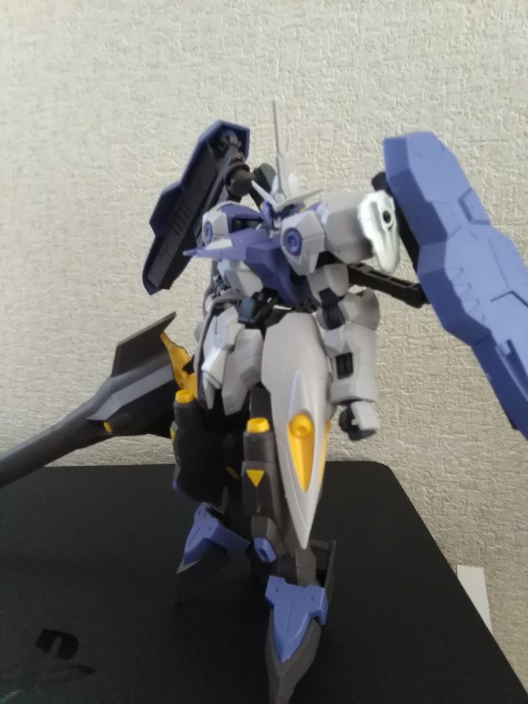 そしてマントをパージする事によりキマリスヴィダール本来のシルエットが現れる。そして軽装になった為機動力がかなり跳ね上がる。