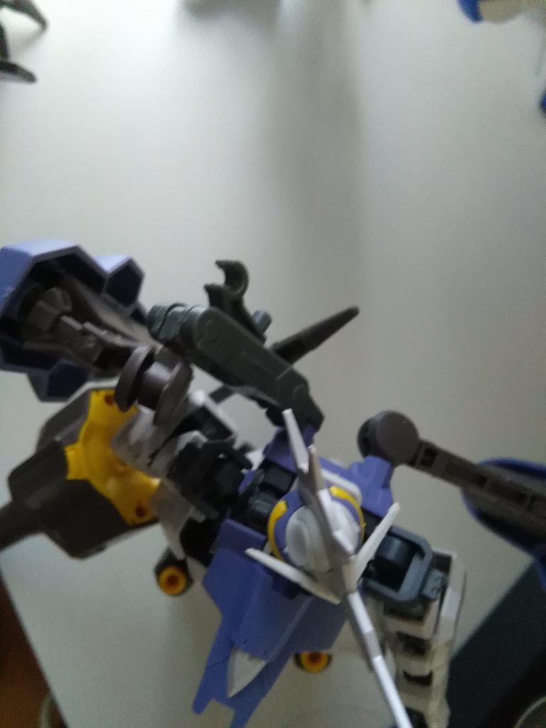 ドリルランスを背負えるように新たにパーツを追加。
これにより盾との連列も普通に出来るように