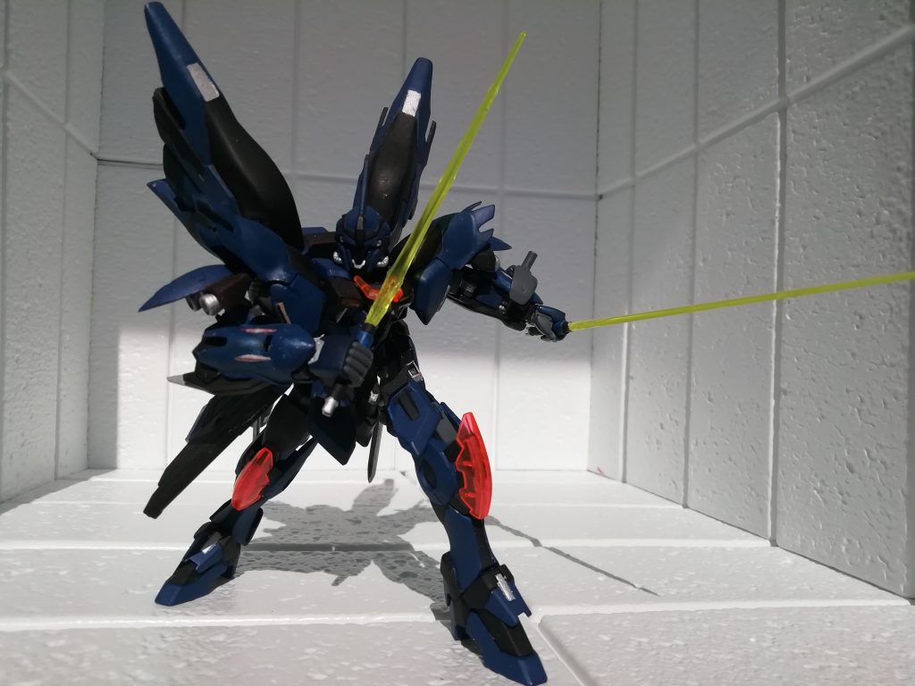 ビームサーベル。サーベルの方はシナンジュのが長さや形が良かったので刀身の凸部を切って別のを接着、そしてフリーダムのサーベル基部にはめました。