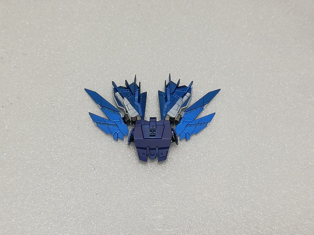 こちらは塗装済みの画像ですが、バックパックに取り付けるアームドアーマーXCをRGのモノを移植。やり方は接続部にXCのジョイントが嵌まるようにナイフでチマチマ削るだけ。
HGの面倒な塗り分けとシャープ化が両立できるので塗装派の方にはオススメ😉
改造は以上となります。ここまでご覧いただきありがとうございました💌