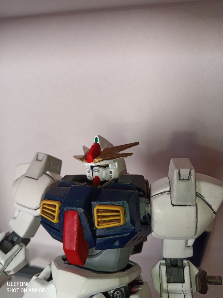 頭部はフェイスがνガンダム、後頭部がガルバルディβ、ダクトがヘイズル、アンテナはバンシィ、アンテナ中央がガンダムMk2の肩、ひさしがレギンレイズジュリア、残りはパテのセミスクラッチです。