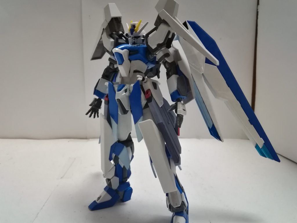 このスカイウィングストライクです
これが現在の形でありスカイストライクの完成系です
武装は画像では、持っていませんが現在は要塞突撃仕様と同じソードライフルです(現在ソードライフルIIを設計中)
バックパックはフリーダムのものをそのまま使いました
専用のストライカーをプラ板で作ろうとしたのですが作ってる最中に遊びでフリーダムの羽をつけたら案外しっくり来てそのままこうなったという訳です
なので使わなかった専用ストライカーは2号機に使用しようと思っています
以上で愛機スカイストライクの解説は以上です
閲覧ありがとうございました