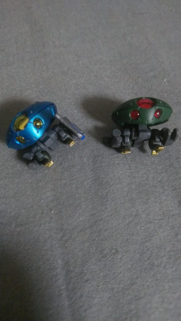 チビモアも肉抜き穴を埋めて、丁寧に処理しました。
色は赤、青はガイアのスターブライトシルバーにクリアを上掛けしてツヤ消しを吹いています。レンズ下にはラピーテープを貼って反射をよくしています