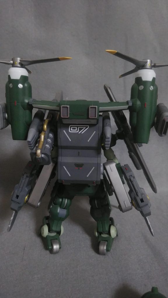 背中にもデカールと若干のレッドポイントを入れてます