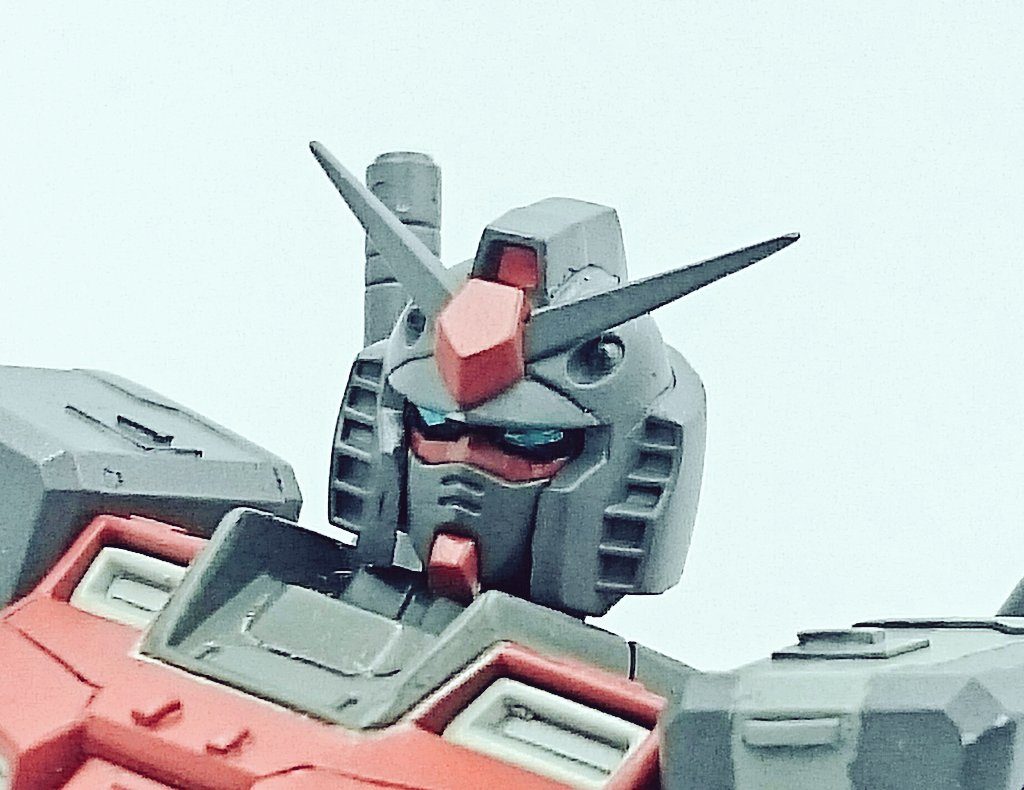 今回ツインアイにハセガワのミラーフィニッシュを張り付けてクリアカラーを塗装、その後エナメルブラックを塗ってからカメラ部分だけ拭き取る事をしてみたのですがキラリと光ってくれてよかったです。