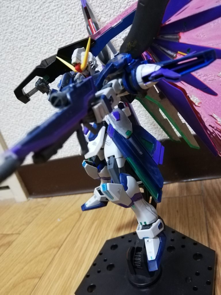 違う角度から撮った写真です
この角度からは見えませんが後ろに剣を2つ付けています