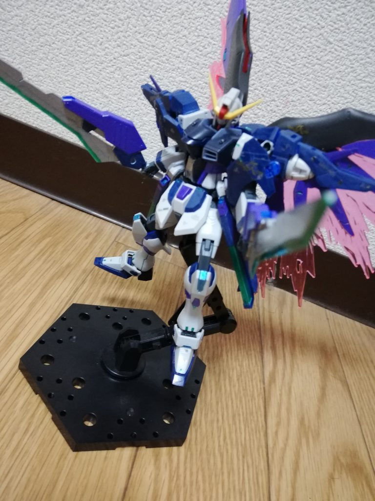 基本の戦い方は近距離と中距離で片手銃片手ソードと言う組み合わせで行きますがパイロットの好みで戦い方を変えていき姿まで進化していくと言う設定です