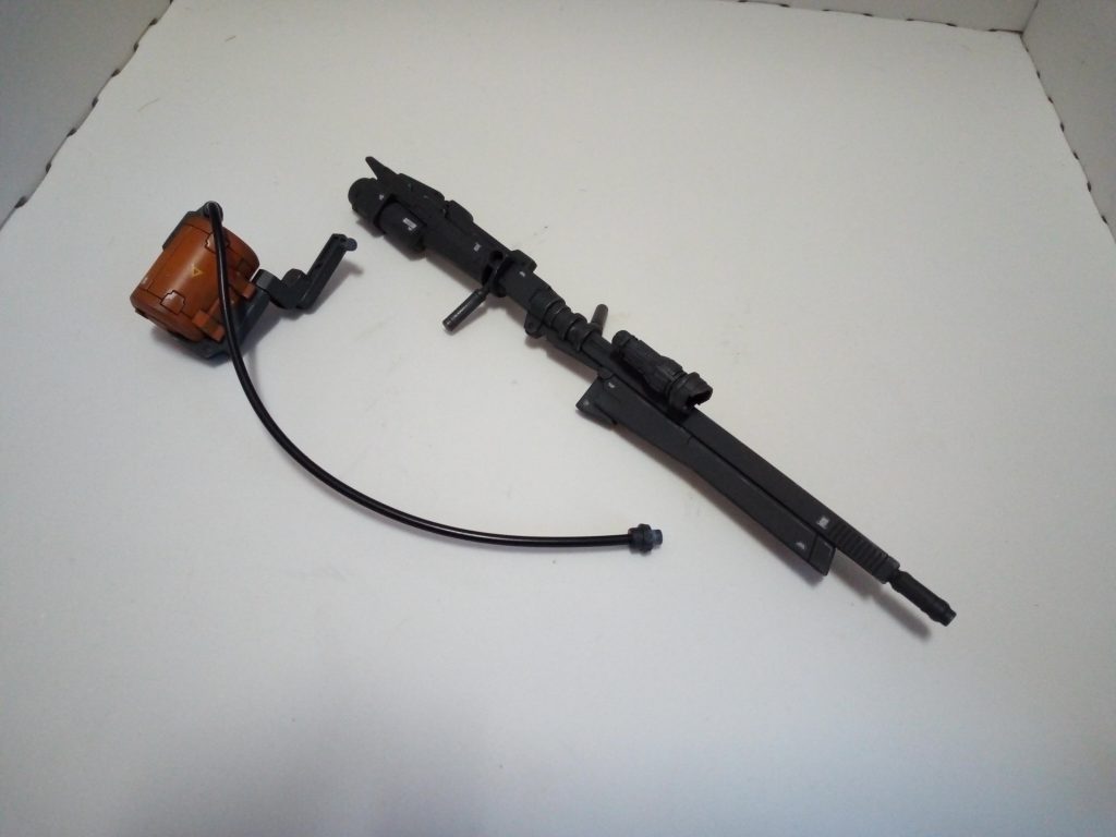 ビームスマートガンは鉄血のオルフェンズのウェポンセットの物をベースにジンクスのジャンクからGNロングライフルのパーツを、ジムジムウェポンからもちょびっとパーツを追加して作成。
適当に組み合わせた割にはビームスマートガンっぽくなったと思います。
ENタンクのオプションはMSGのなんかの武器セットに付属していた物だと思います、たぶん;
チューブが下に向くようにチューブ根元の中にはりがねを仕込んでいます。