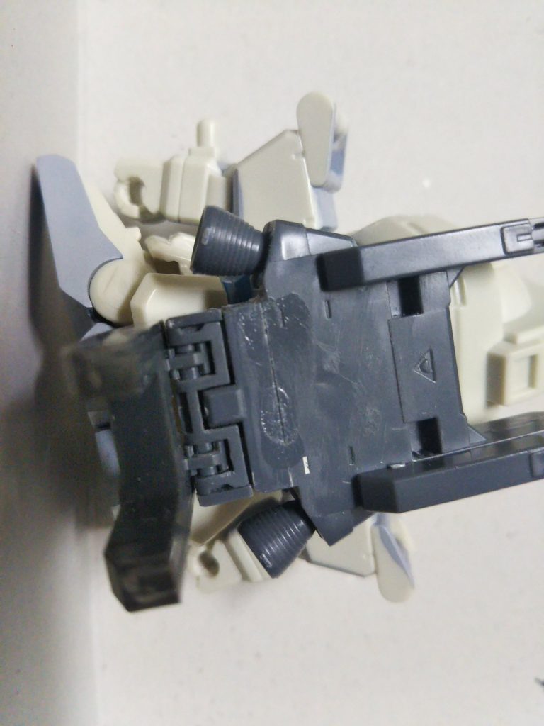 バックパックはHGUCのパーツを途中で長さを詰めて上下短くしています。