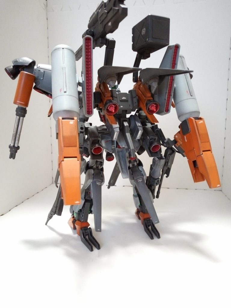 前回肩部のオプションとしてGNドライヴオプションを付けていましたがガトリングアームを付けるために、GNドライヴオプションは強化バックパック背面に移動しました。