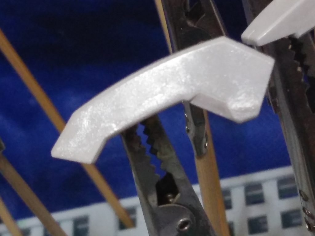 塗装はエアブラシで。
全体に白サフを吹いた後に前述のとおり白パーツにはホワイトパールを。
ノズル等にはシルバーを。
ライフルや関節などはシルバーを吹いた後にスモークグレーを重ね塗りしています。